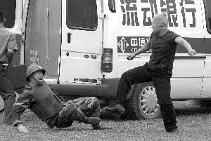 "歹徒"抢劫运钞车