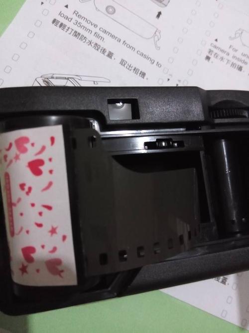 能不能告诉我这个菲林暗盒怎么装?新手不会用