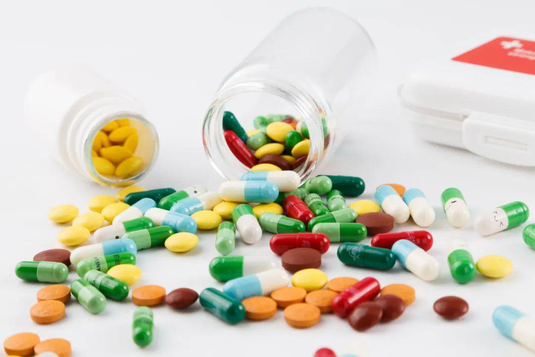 过期药后死亡他为此进医院过期药危害真的很大教你如何正确储存药品