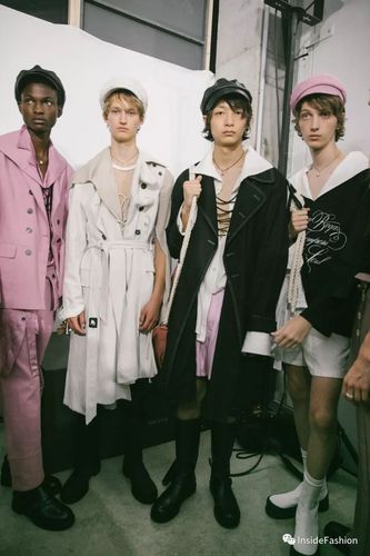 ss20 整个系列,船长的双排扣西装风衣,组合各种传统制服,再头顶