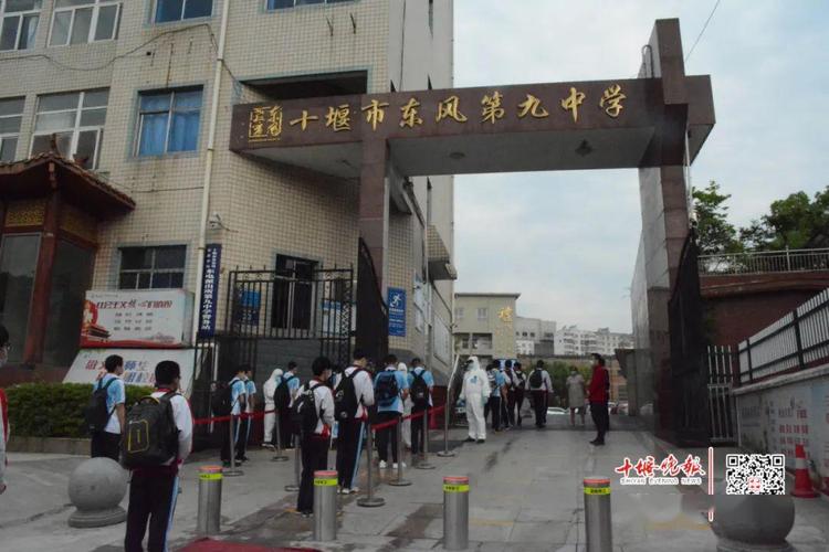 东风七中的一位老师  拄着双拐给同学们上课 今天上午 东风二中 初三