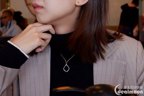 黑色高领毛衣是冬季的必备,在领子外面戴一条精致的项链是万年不会