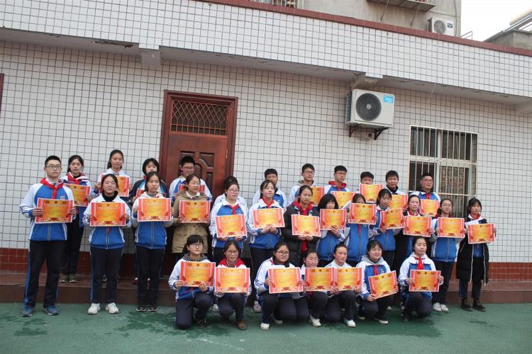 汉滨初中2019年开学典礼奏响春天华美乐章