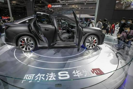 上海车展上的极狐汽车阿尔法s华为hi版