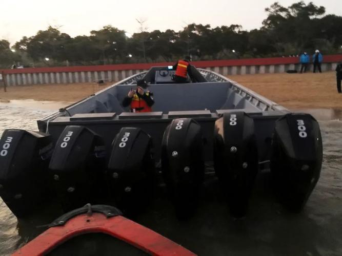 海关缉私警察检查涉案快艇适航情况涉案快艇在海关缉私警察追击下被迫