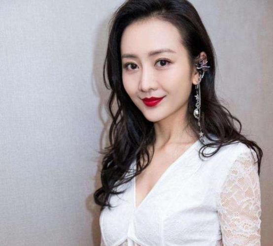 中国女歌手,影视演员.毕业于广西创艺艺术职业学校.   3:王鸥