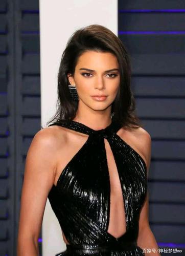 维密天使肯达尔·詹娜发布会的个性黑裙写真