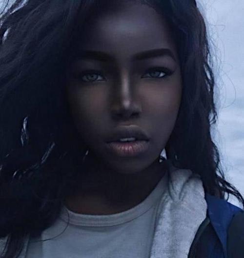 如果孩子过度的追求外表的美丽,就会失去了对内在美培养的欲望,这会