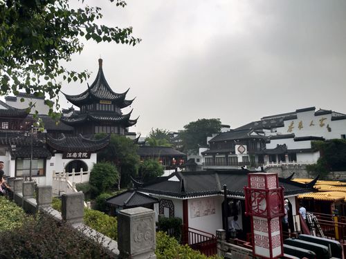 南京夫子庙介绍:夫子庙是南京最能体现"六朝古都 "的地方,始建于东晋