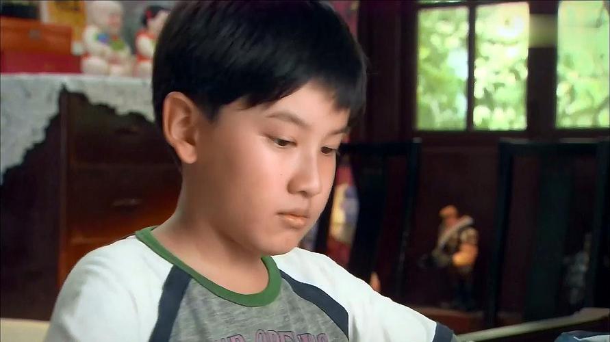 孩奴:刘欢欢学坏,偷玩同学平板电脑,差点被妈妈发现