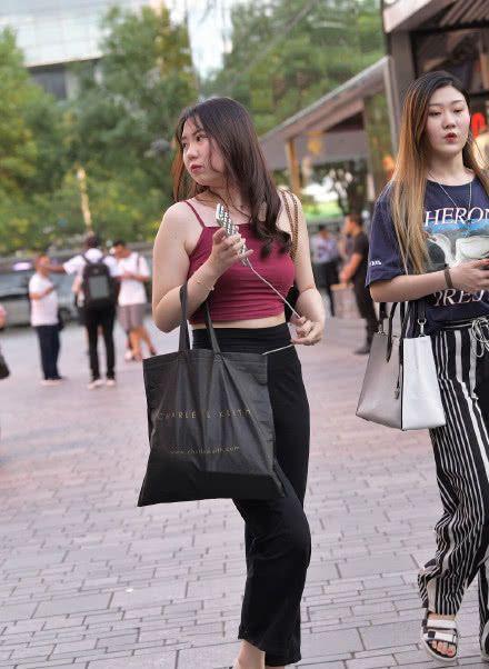 美女街拍:big size女孩也可以很美,微胖肉肉的超仙的