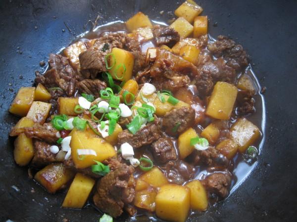 土豆焖牛肉怎么煸
