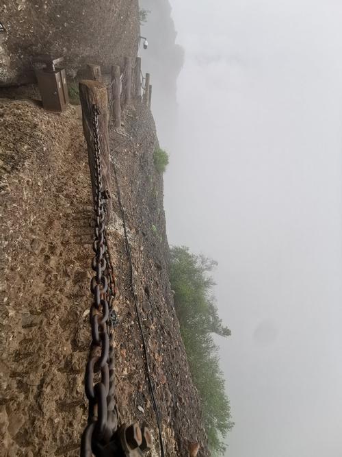 攀爬鸟道,登顶剑门关景区山峰