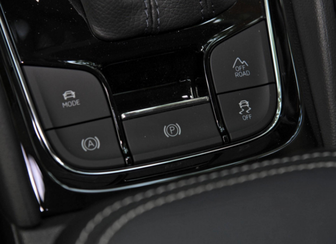 要知道,同等价位的途观l,像膝部气囊,并线辅助,主动刹车这些更为全面