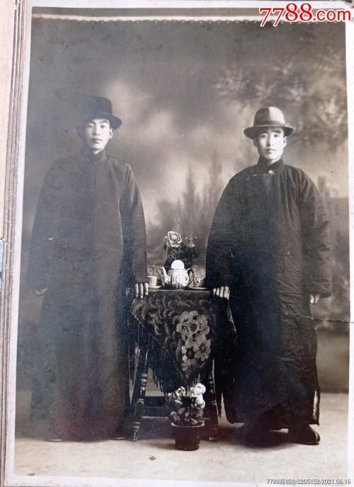 民国二位帅气的闯关东商人