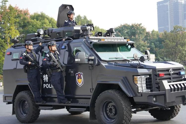霸气!江苏泗洪警方新添防暴利器"剑齿虎"装甲车(组图)