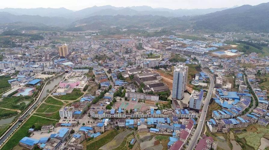 龙溪镇是全县的交通枢纽和商业中心,素有"经商歇旅陆路码头"之美称.