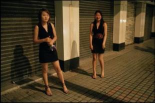 图为广东东莞石龙镇一个歌厅里的陪唱女.