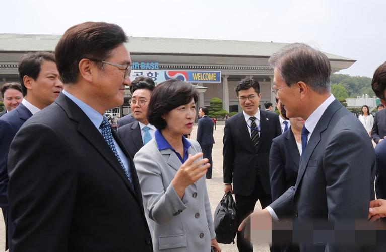 韩国总统文在寅启程赴美 第一夫人金正淑同行【组图】