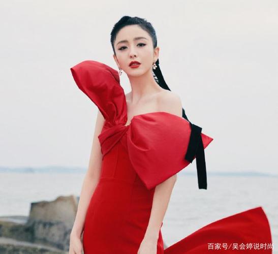 佟丽娅终于高调美,穿红色连衣裙好御姐范,优雅气质
