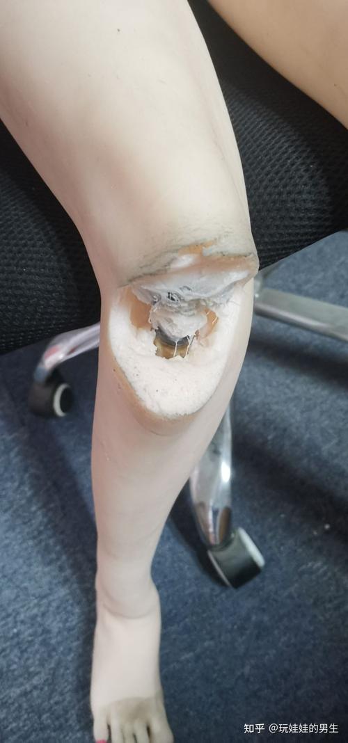 我第一个硅胶娃娃,花了我1万多,收到货后,惊呆了,太像真人了,但是身体