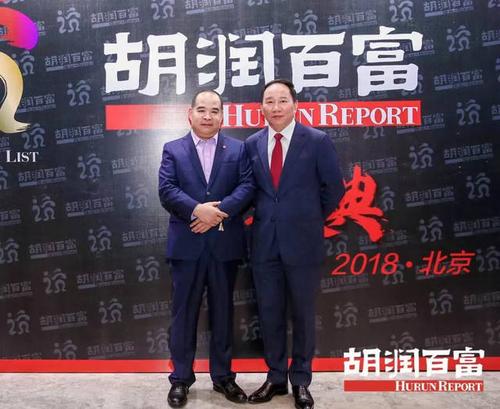 刘丹董事长与秀水街服装市场公司董事长张永平先生合影 .