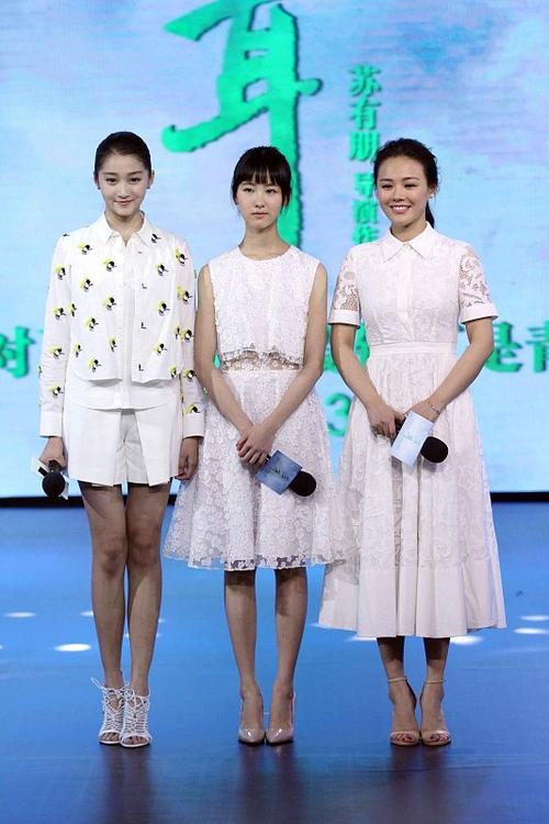 关晓彤看着好乖巧,和马思纯站在一起,气质看着也挺稳重的