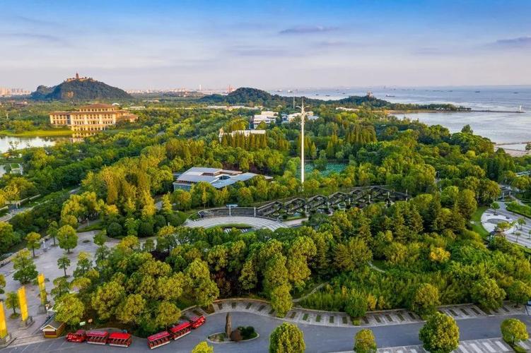 滨江沿江岸线7公里,依山傍江,被誉为"观景阳台",是狼山国家森林公园