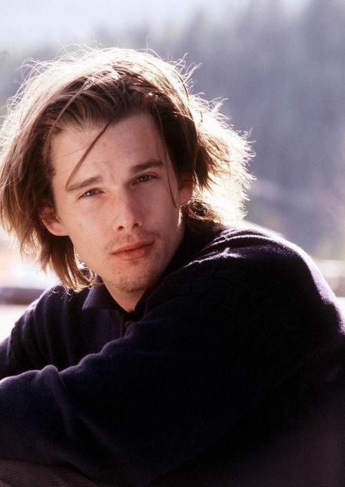 简介:伊桑·霍克早期写真图片,分享一组伊桑·霍克图片给大家,图中的