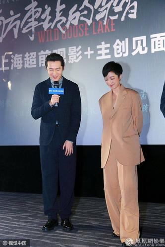 胡歌上直播卖票为新片也是拼了与桂纶镁同框斗帅齐玩西装杀