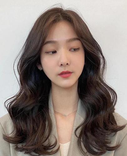 发型选不好显脸大,get张子枫利落短发,杨幂法式大波浪