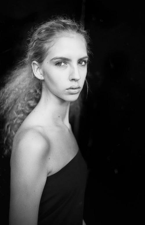 突显肤色,面容 黑白人像照不会被被摄者的妆容所干扰,可以呈现出主体