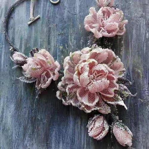 手工达人把一堆珠子制作成华丽串珠饰品,成品真惊艳