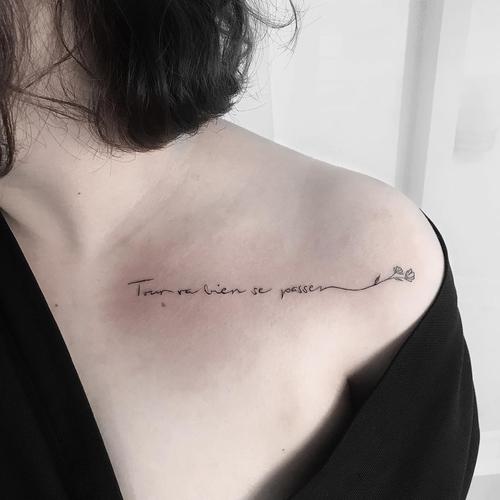 顾小姐锁骨英文字纹身图案