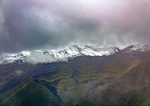图21 夹金山山顶终年白雪皑皑,是名副其实的雪山