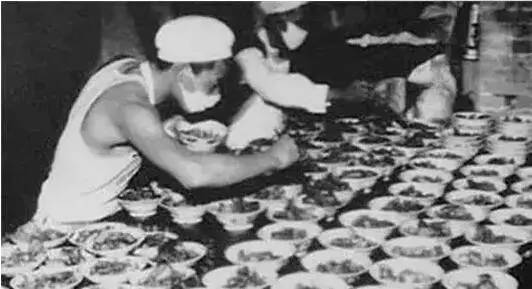 一顿吃了60年的大锅饭,回忆一个时代的大食堂!