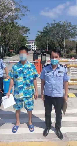 3月11日,天涯区司法局工作人员到乐东监狱对接刑满释放人员:周
