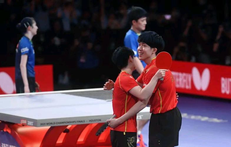 拥有美好未来,孙颖莎和王楚钦的胜利拥抱,温馨又自信