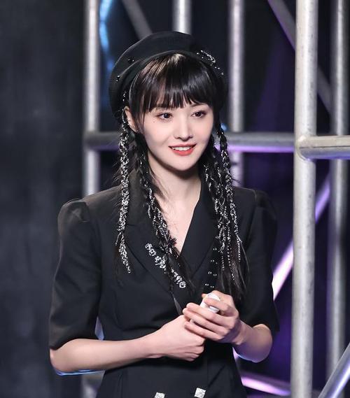 郑爽的"麻花坐"火了,谁注意她的膝盖?再也不羡慕她瘦了