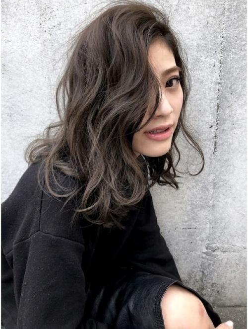 百搭时尚又耐看哦 头发的位置:一般建议齐肩长度