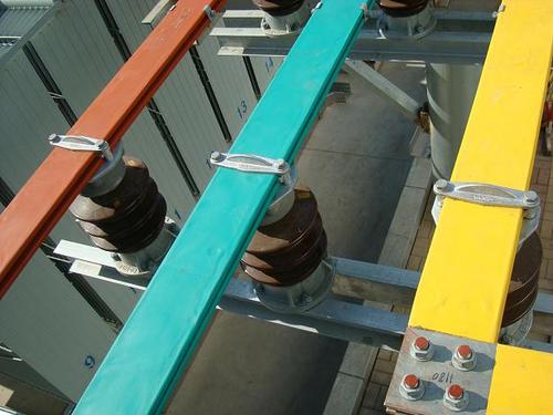 该产品是变电站主变母线排与支柱瓷瓶扣压夹板紧固连接部位