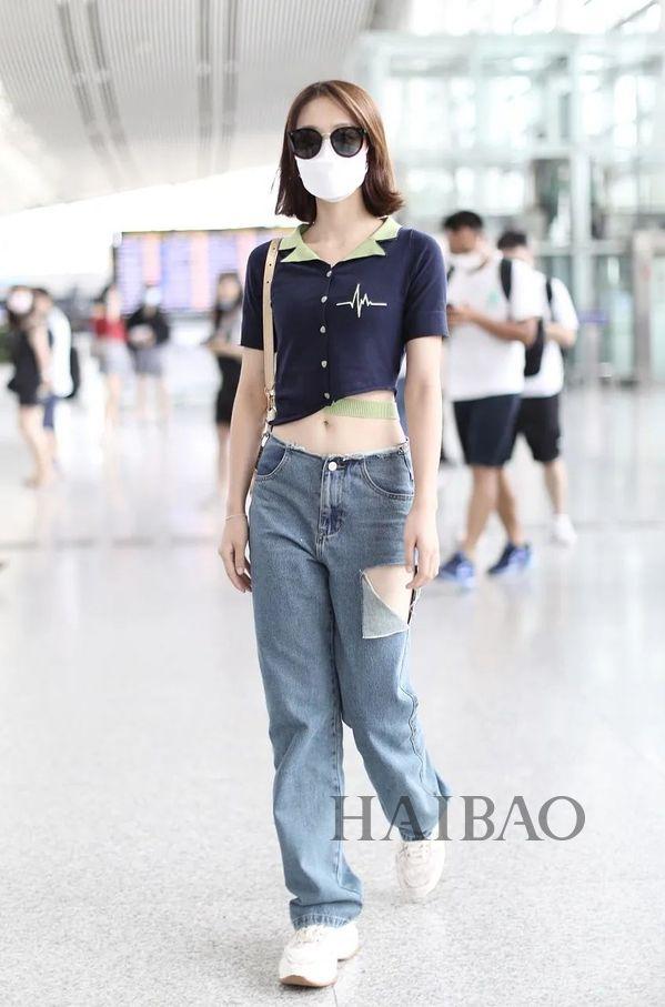 娃娃领露腹上衣配牛仔裤,甜美的女团成员们都这么穿.