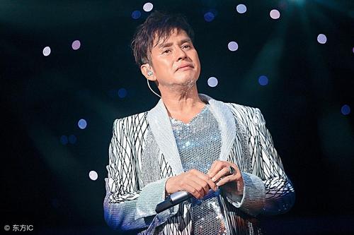 获得"十大中文金曲名人堂"奖的谭校长,谭咏麟!