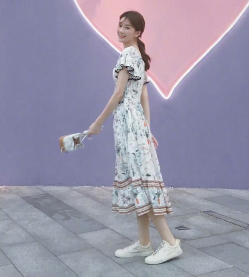 好闺蜜结婚,穿碎花裙的乔欣开心到飞起?网友:什么时候