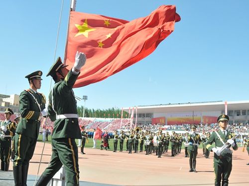 升旗:升旗开始,全体肃立,升国旗,奏国歌,行礼4.唱国歌5.国旗下的讲话