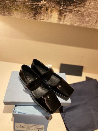 ootd|prada玛丽珍单鞋方头设计上脚无敌舒服_普拉达怎么样_单鞋_设计