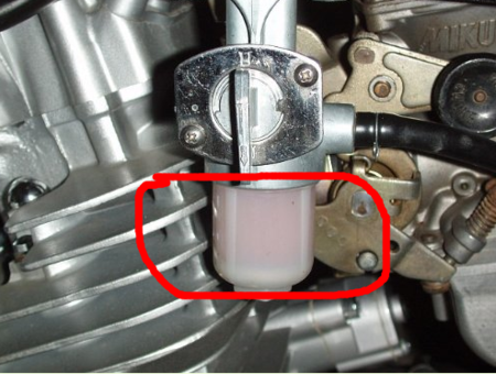 钻豹摩托车副油箱开关下面那个装油的叫什么