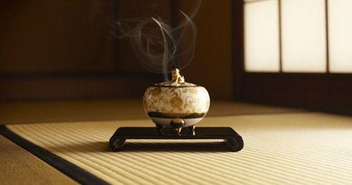 体味文人雅士把盏闻香的雅趣,点燃熏香,静心冥想