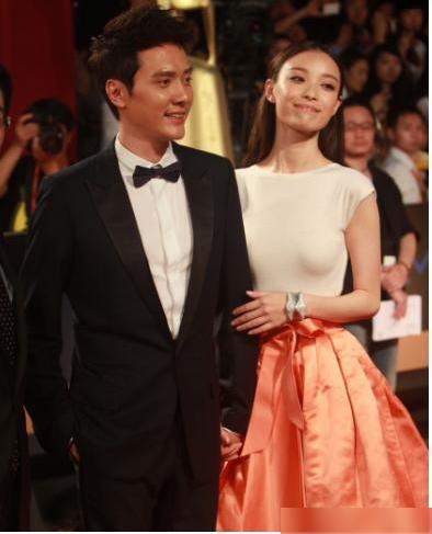 冯绍峰还曾当着所有媒体的面给倪妮读过一份自己写的情书,恋爱中的人