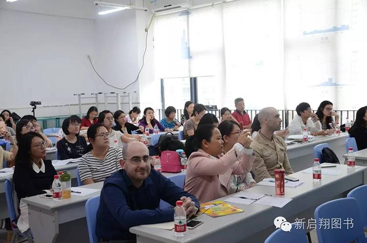 周婷,湘潭市湘钢二中,中学一级英语教师,硕士研究生.